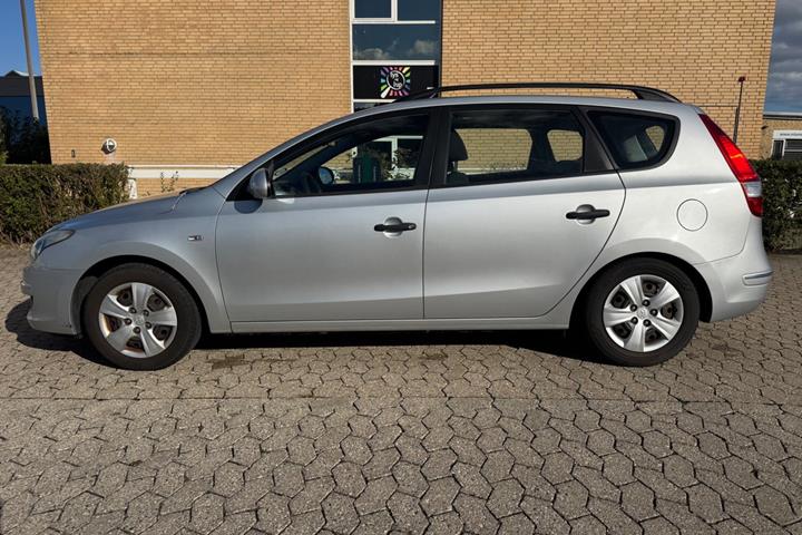 Rød Hyundai i30 fra 2010