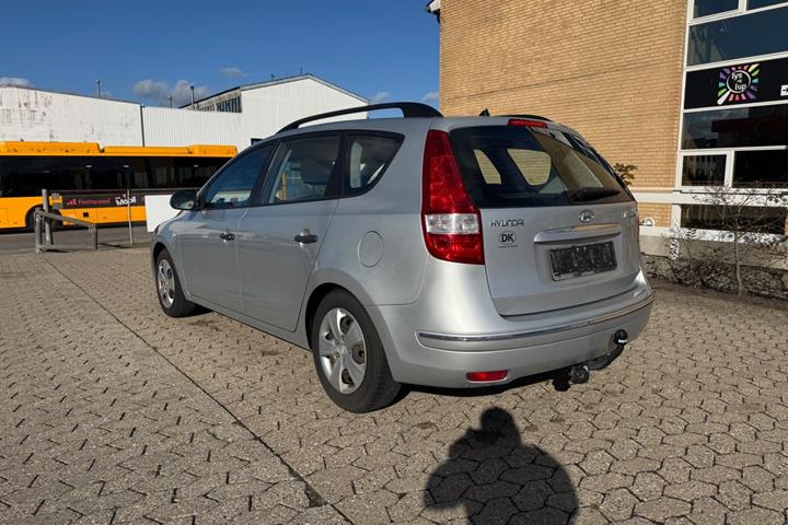 Rød Hyundai i30 fra 2010
