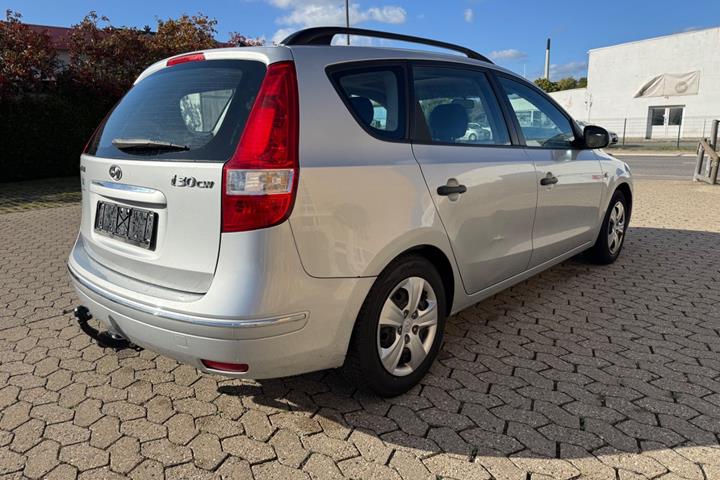 Rød Hyundai i30 fra 2010