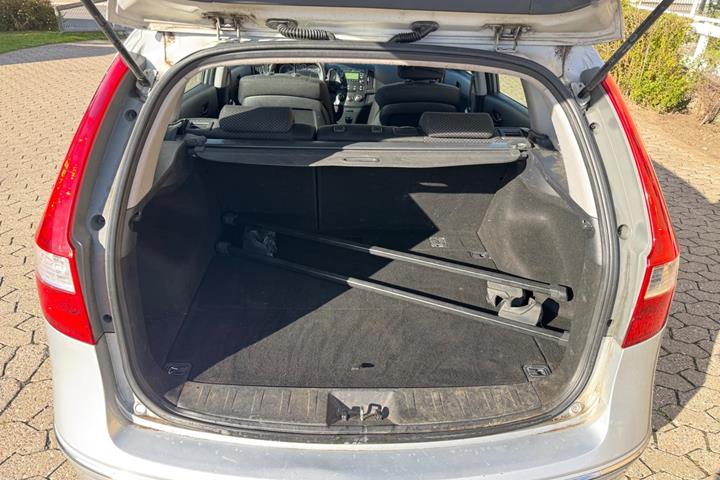 Rød Hyundai i30 fra 2010