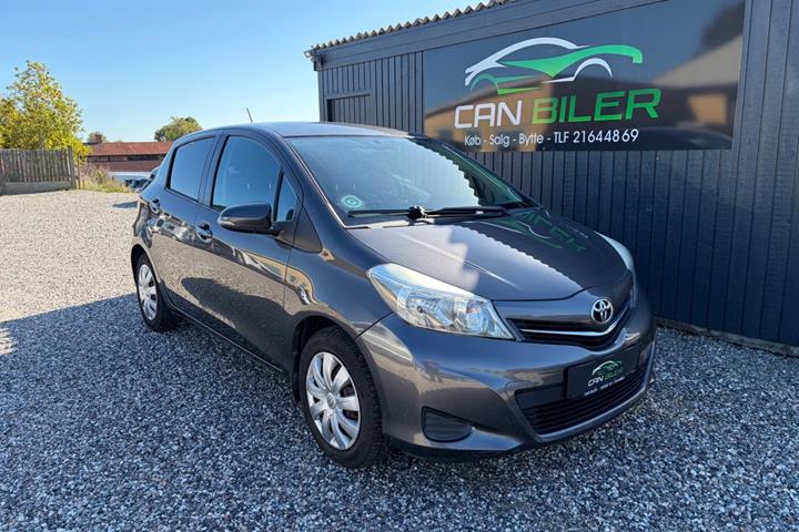 Grå Toyota Yaris fra 2013 set udefra