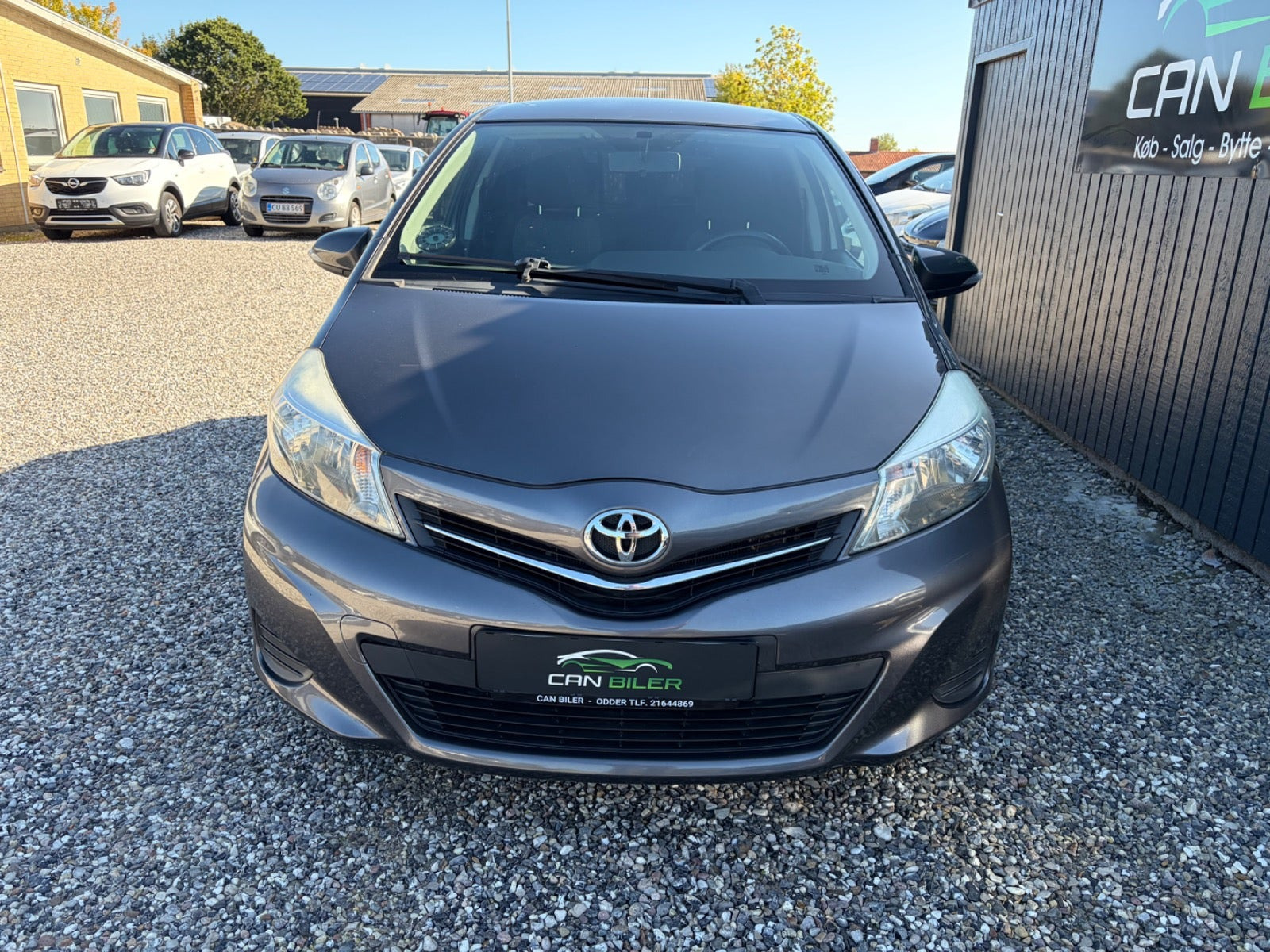 Grå Toyota Yaris fra 2013