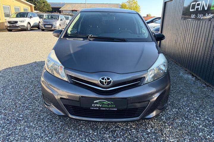 Grå Toyota Yaris fra 2013