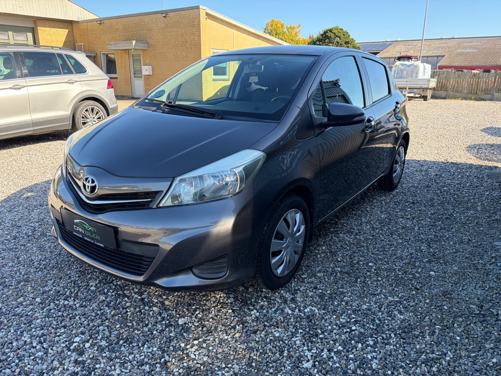 Grå Toyota Yaris fra 2013