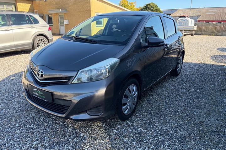 Grå Toyota Yaris fra 2013