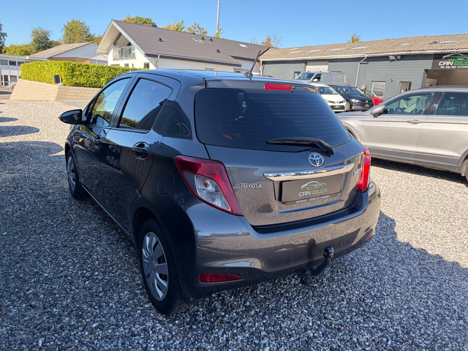 Grå Toyota Yaris fra 2013