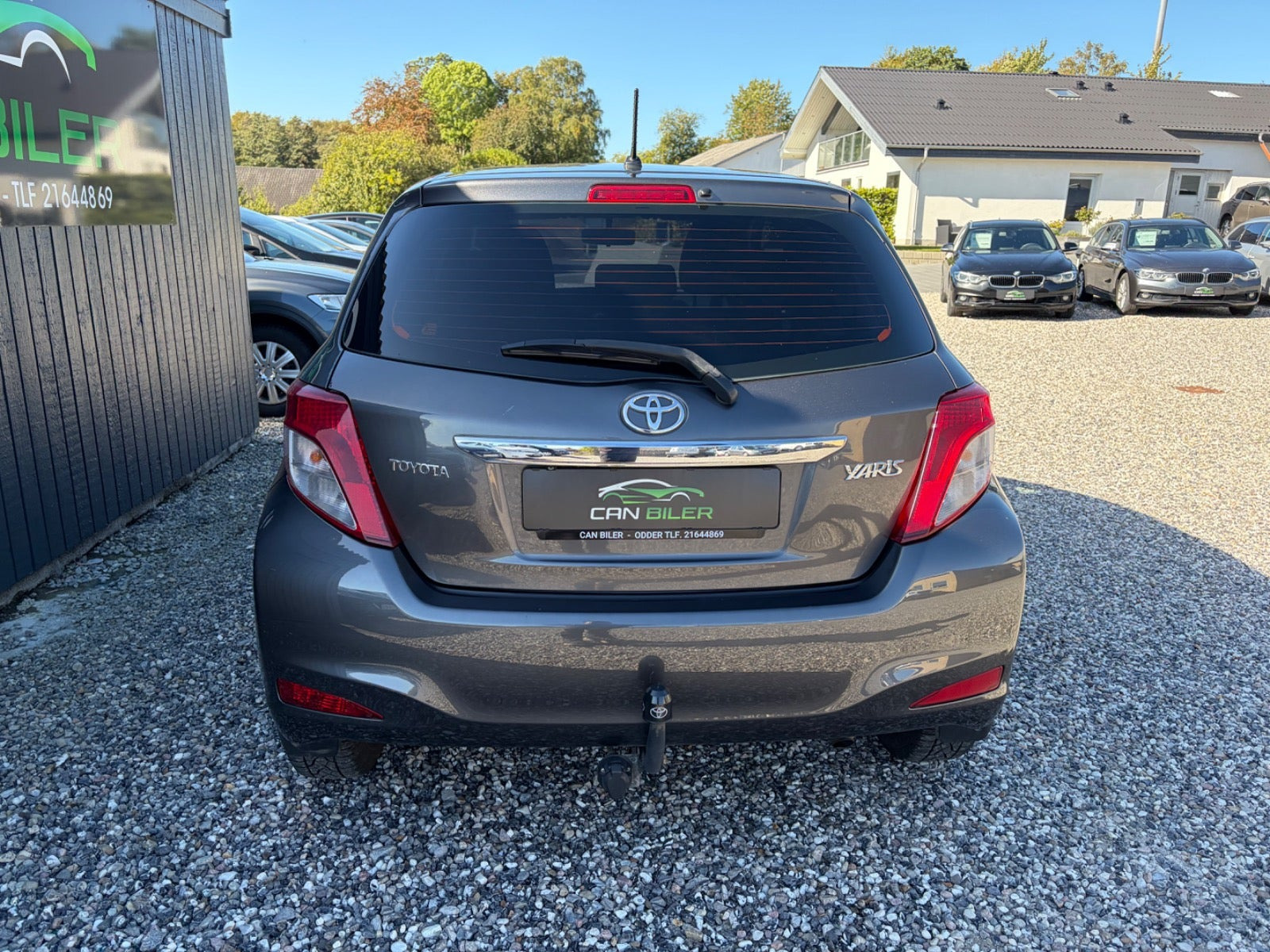 Grå Toyota Yaris fra 2013