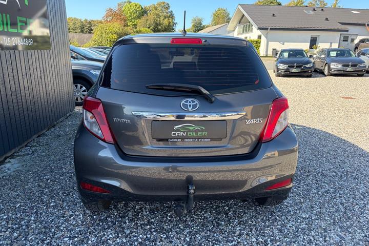 Grå Toyota Yaris fra 2013