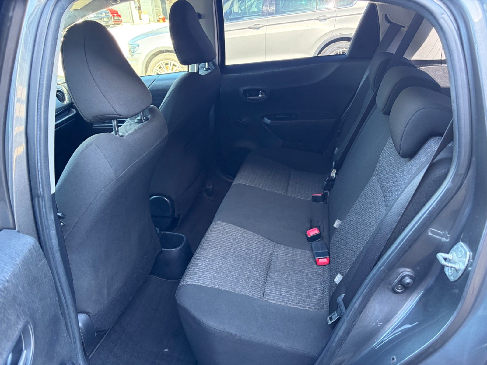 Grå Toyota Yaris fra 2013