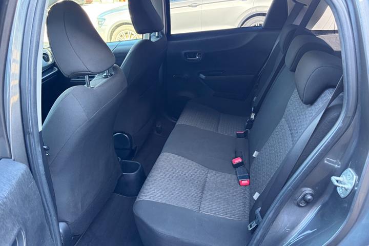 Grå Toyota Yaris fra 2013