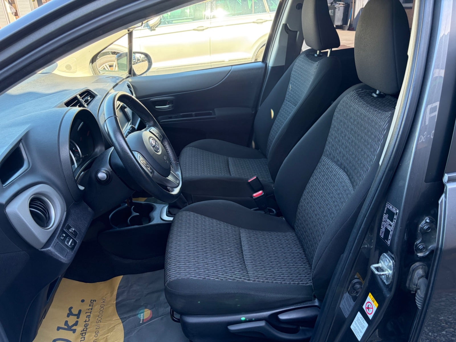 Grå Toyota Yaris fra 2013
