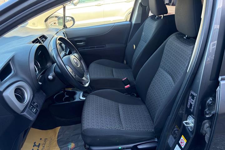 Grå Toyota Yaris fra 2013