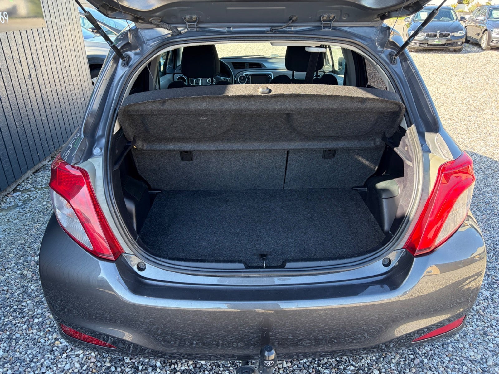 Grå Toyota Yaris fra 2013