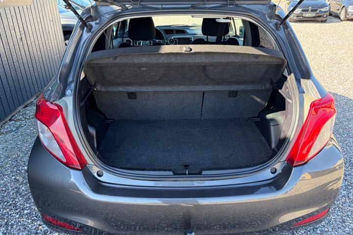 Grå Toyota Yaris fra 2013
