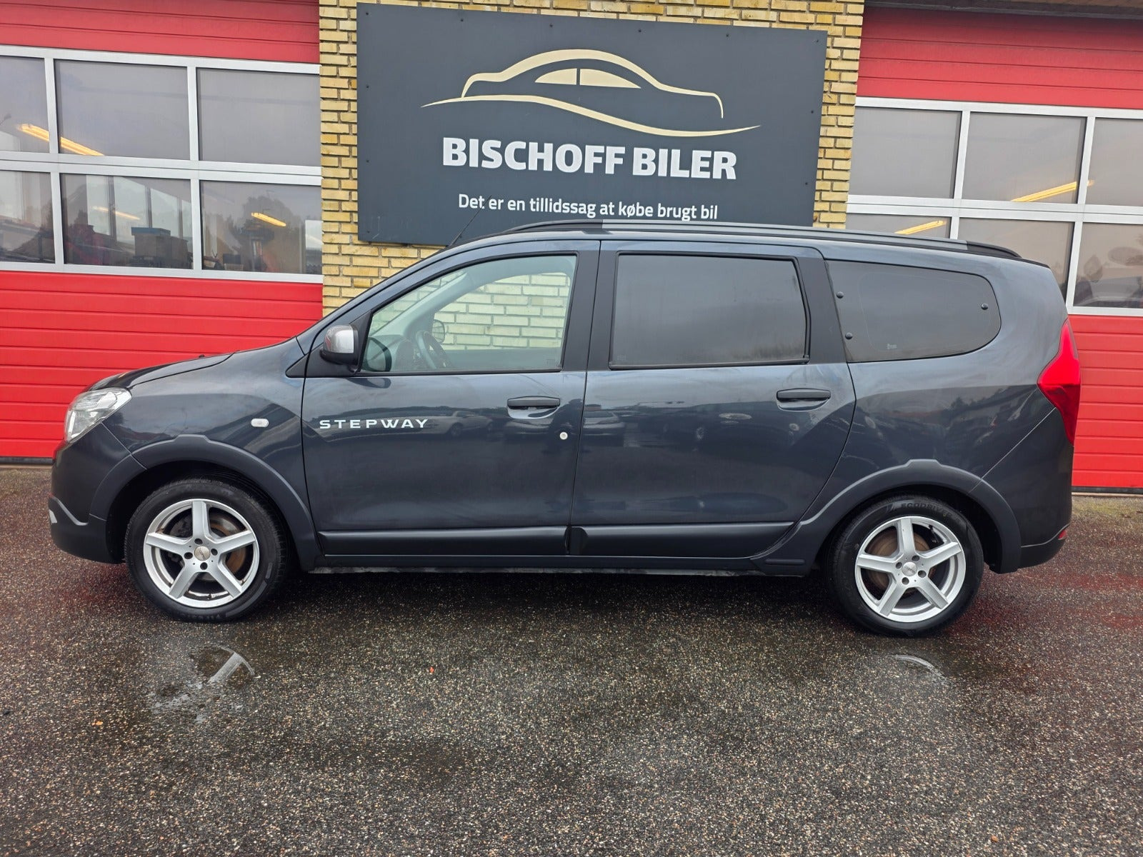 Grå Dacia Lodgy Stepway fra 2021