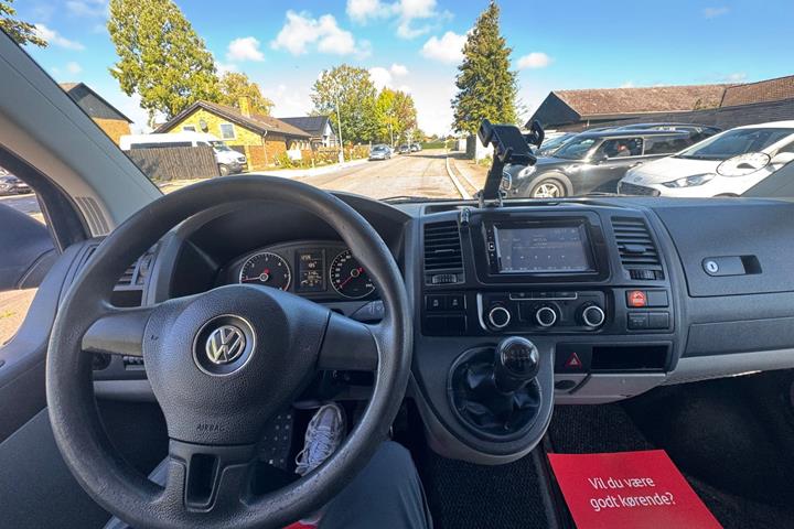 Gul VW Transporter fra 2013