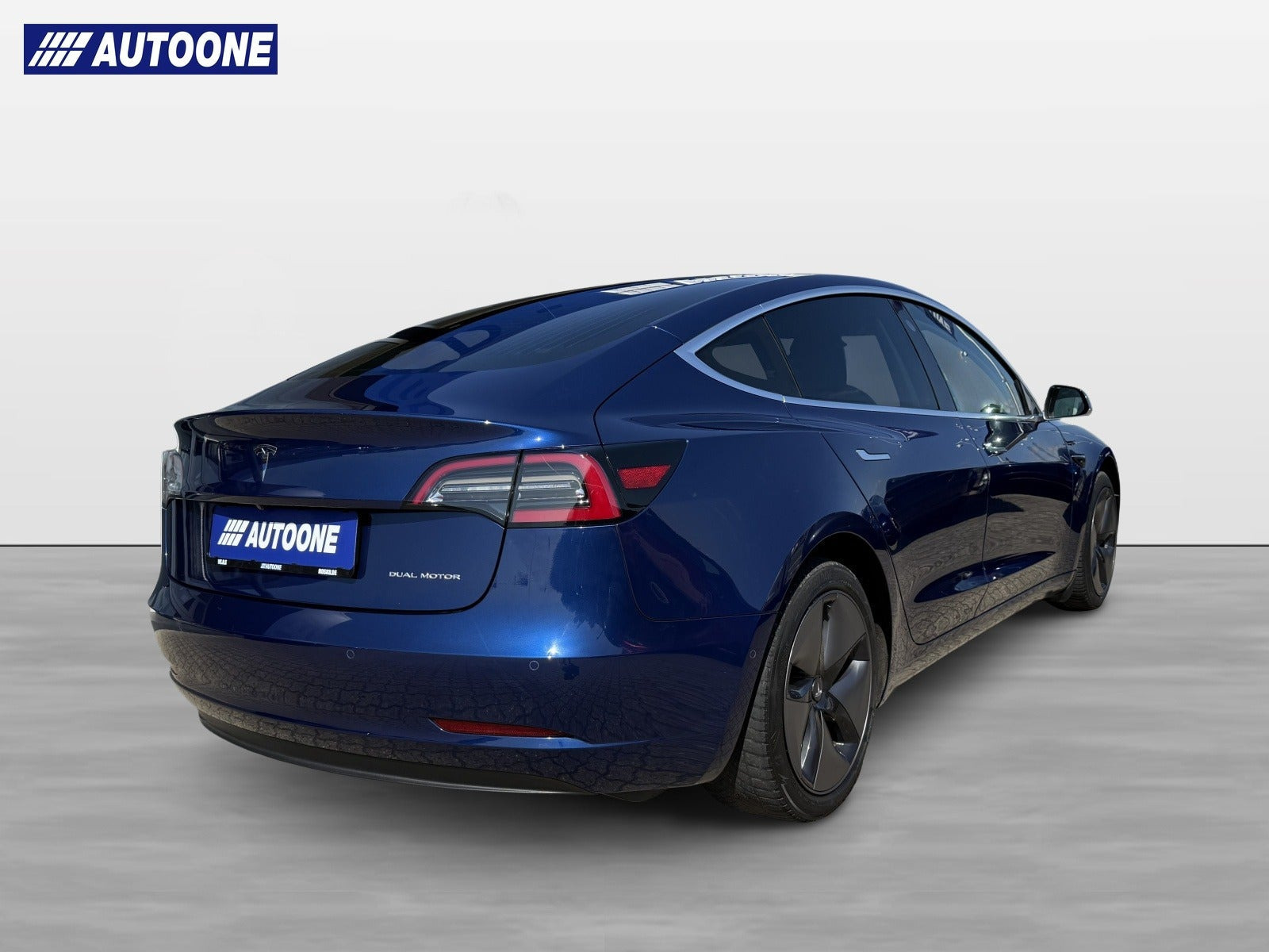 Blå Tesla Model 3 fra 2019