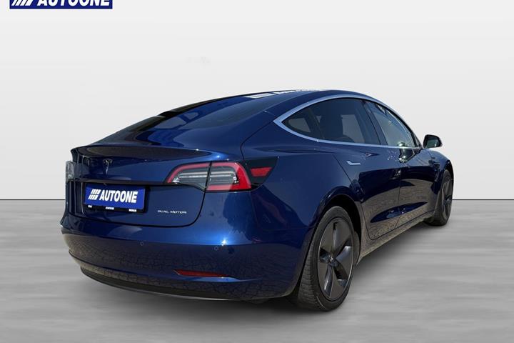 Blå Tesla Model 3 fra 2019