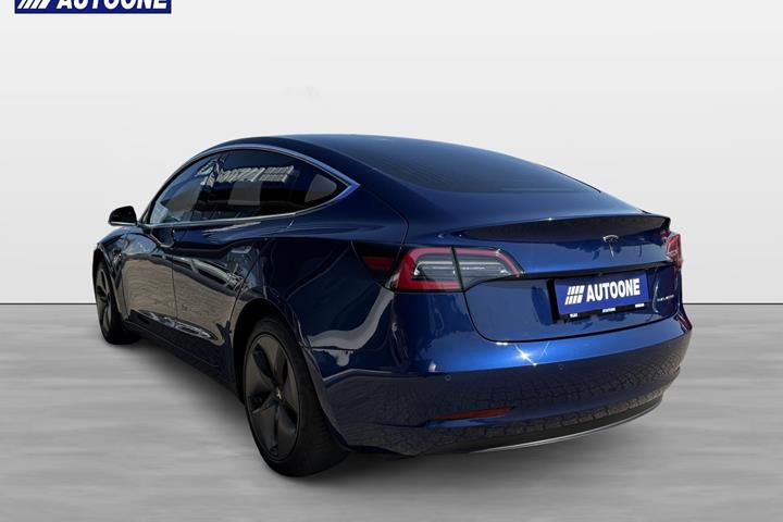 Blå Tesla Model 3 fra 2019