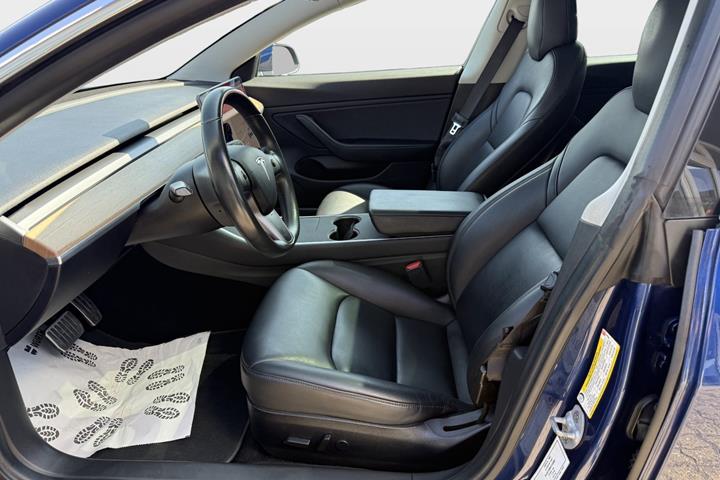 Blå Tesla Model 3 fra 2019