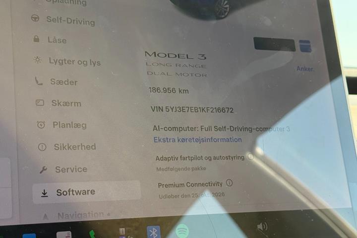 Blå Tesla Model 3 fra 2019