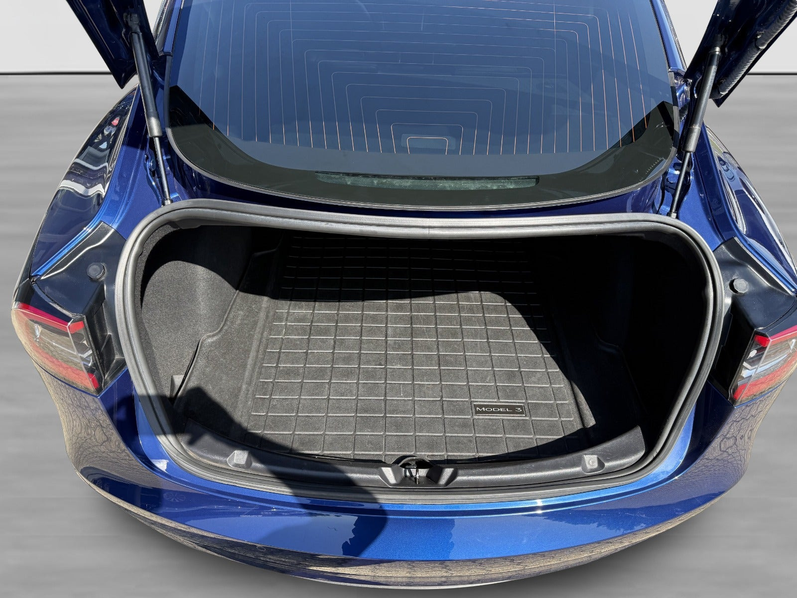 Blå Tesla Model 3 fra 2019