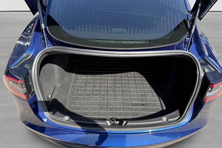 Blå Tesla Model 3 fra 2019