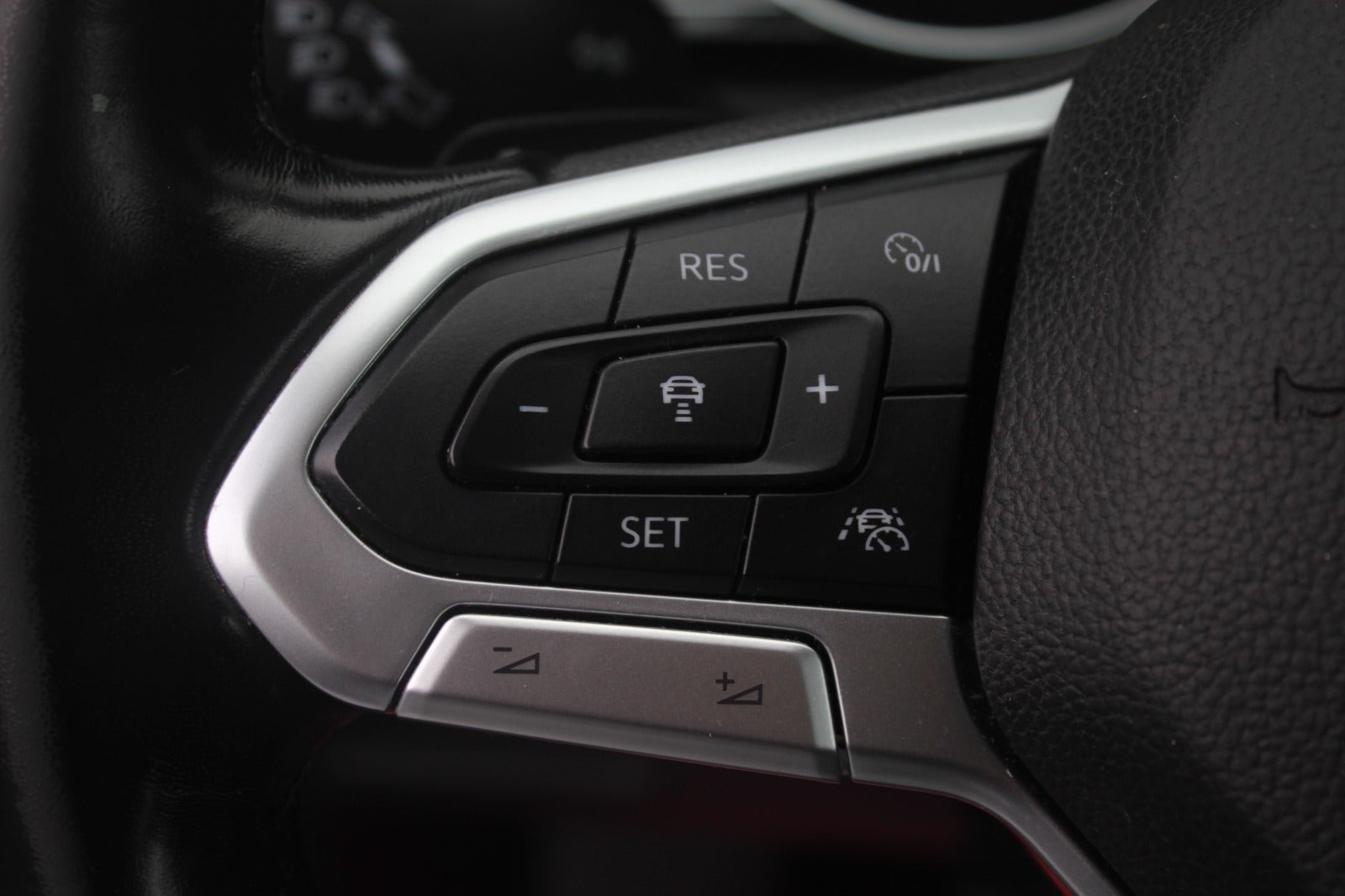 Sølv VW Passat fra 2020
