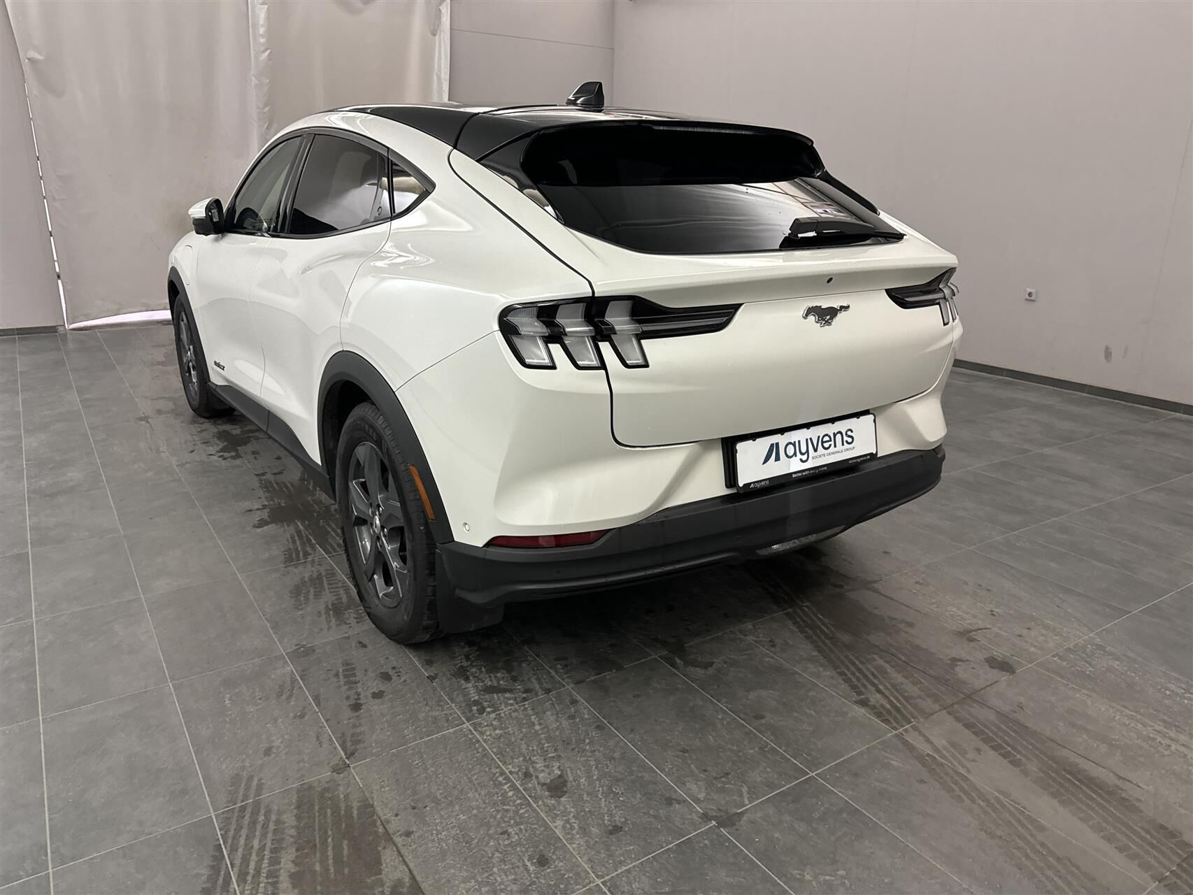Hvid Ford Mustang Mach-E fra 2022