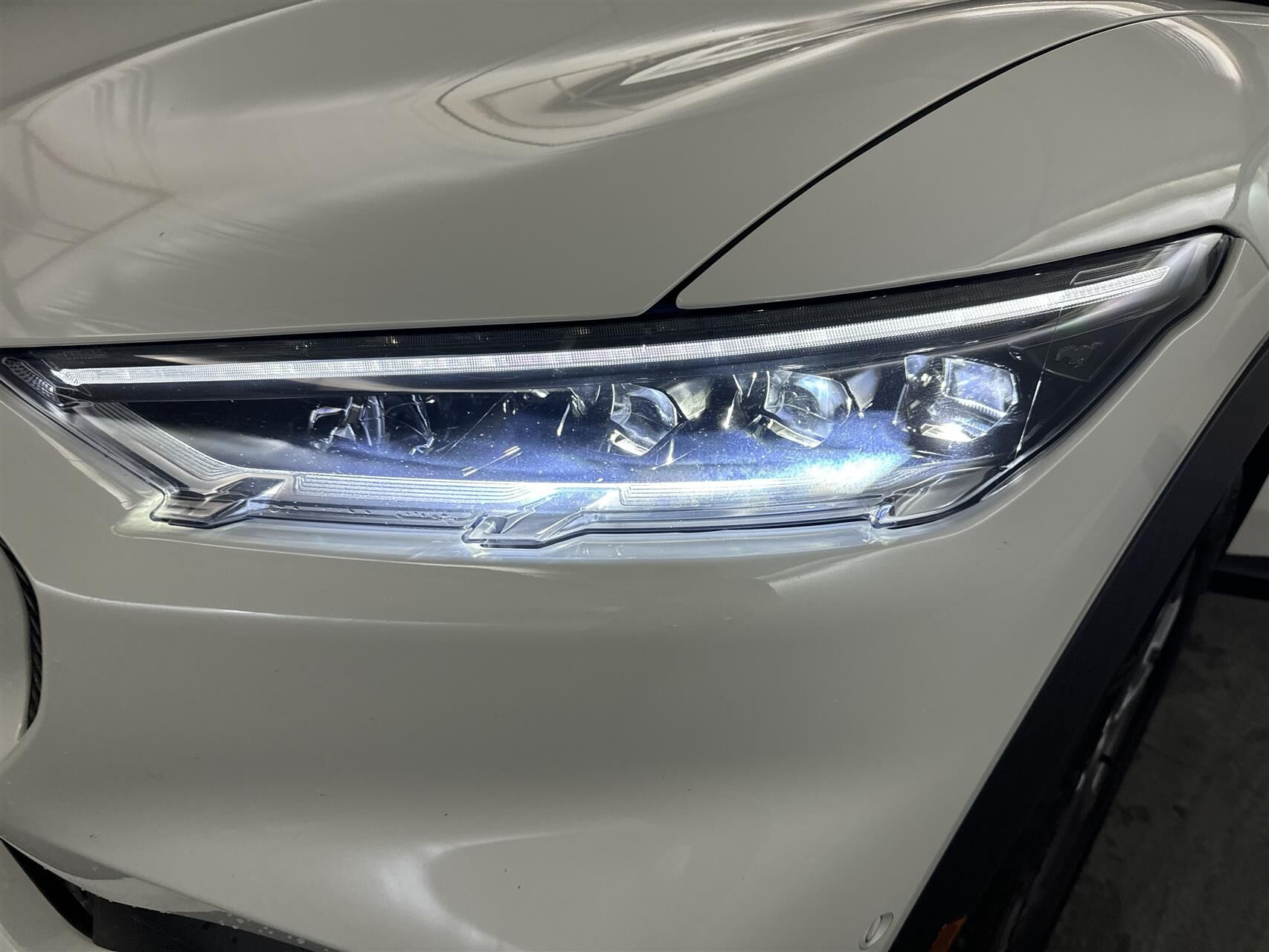Hvid Ford Mustang Mach-E fra 2022