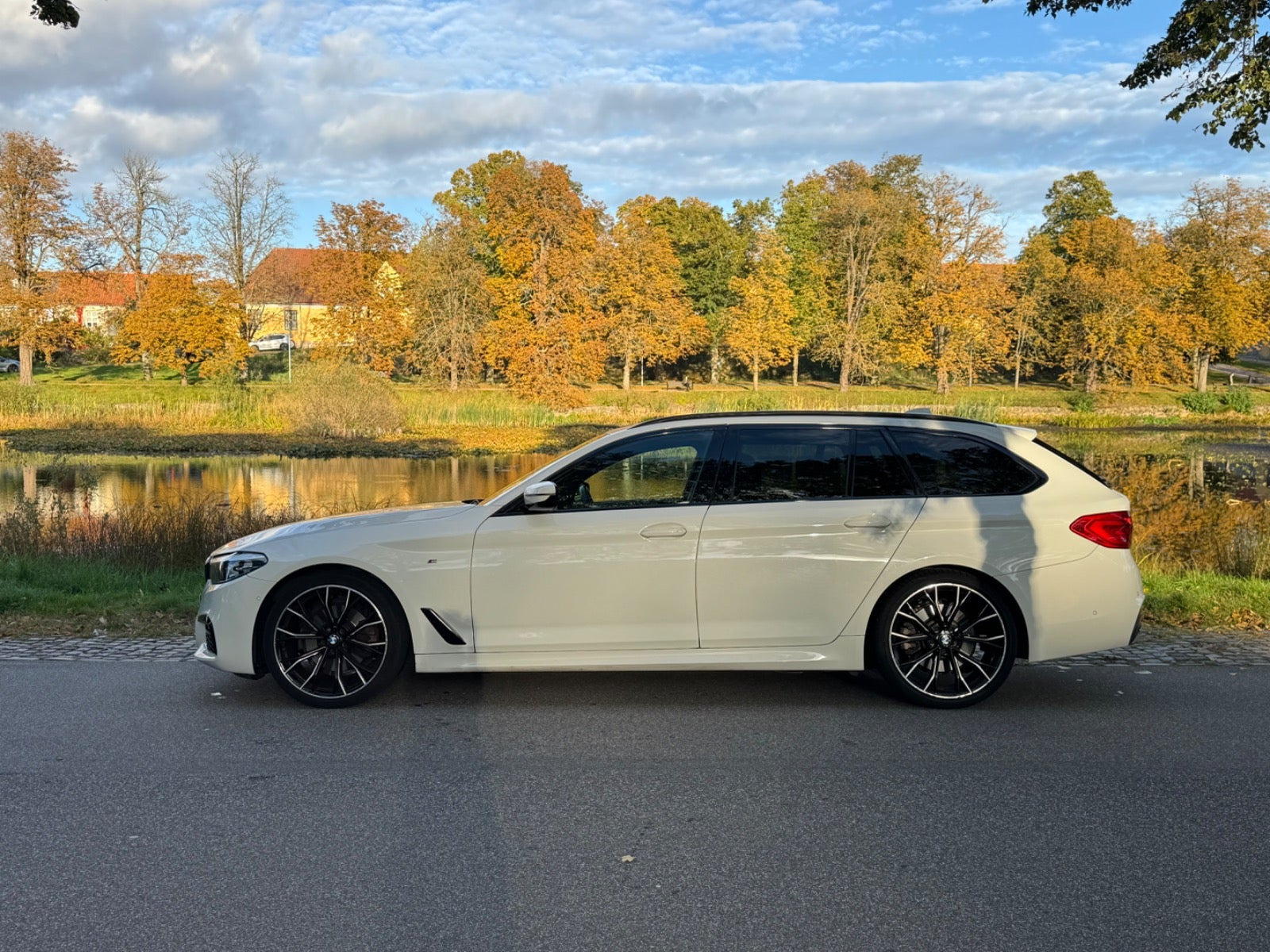 Hvid BMW 520i fra 2019