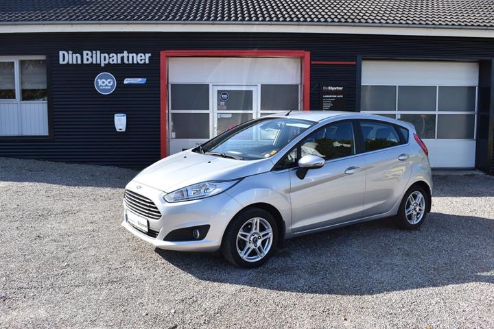 Sølv Ford Fiesta fra 2015