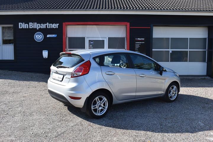 Sølv Ford Fiesta fra 2015