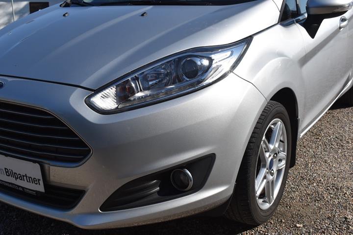 Sølv Ford Fiesta fra 2015