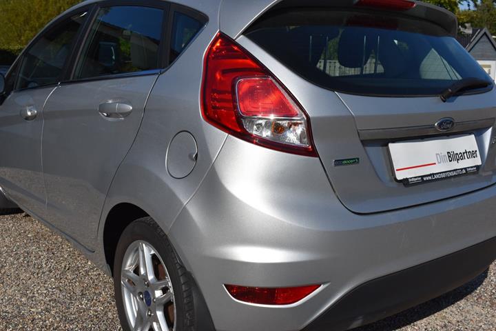 Sølv Ford Fiesta fra 2015