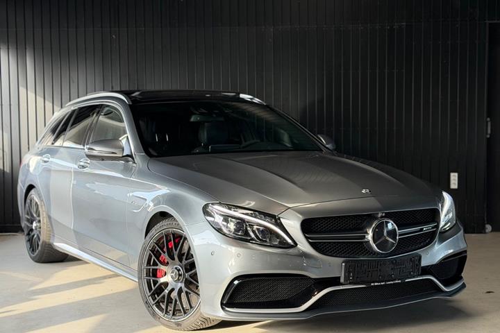 Grå Mercedes C63 fra 2015