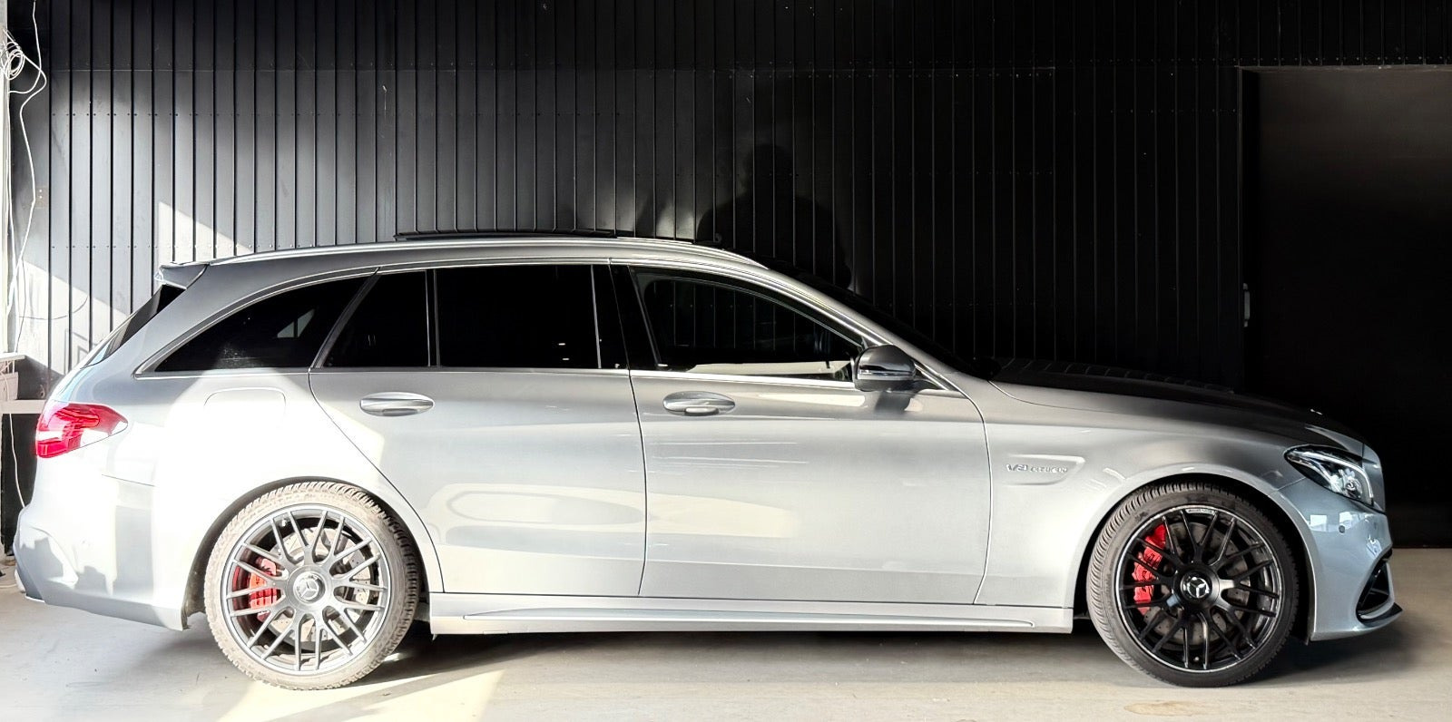 Grå Mercedes C63 fra 2015