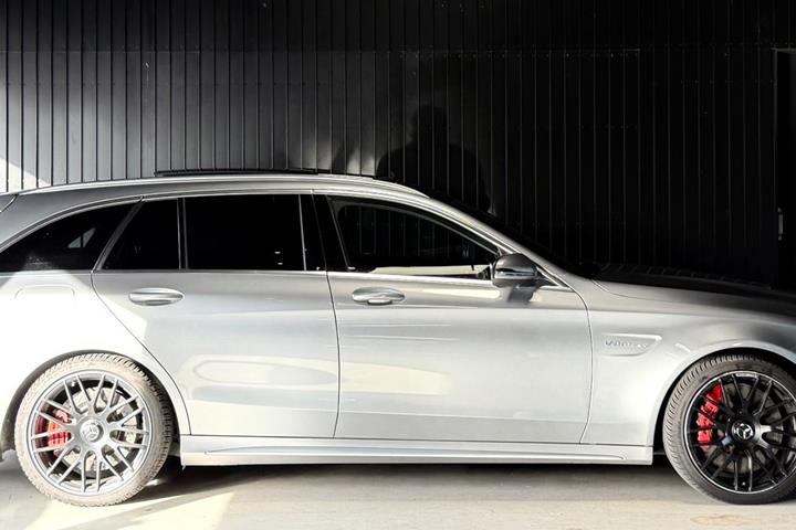 Grå Mercedes C63 fra 2015