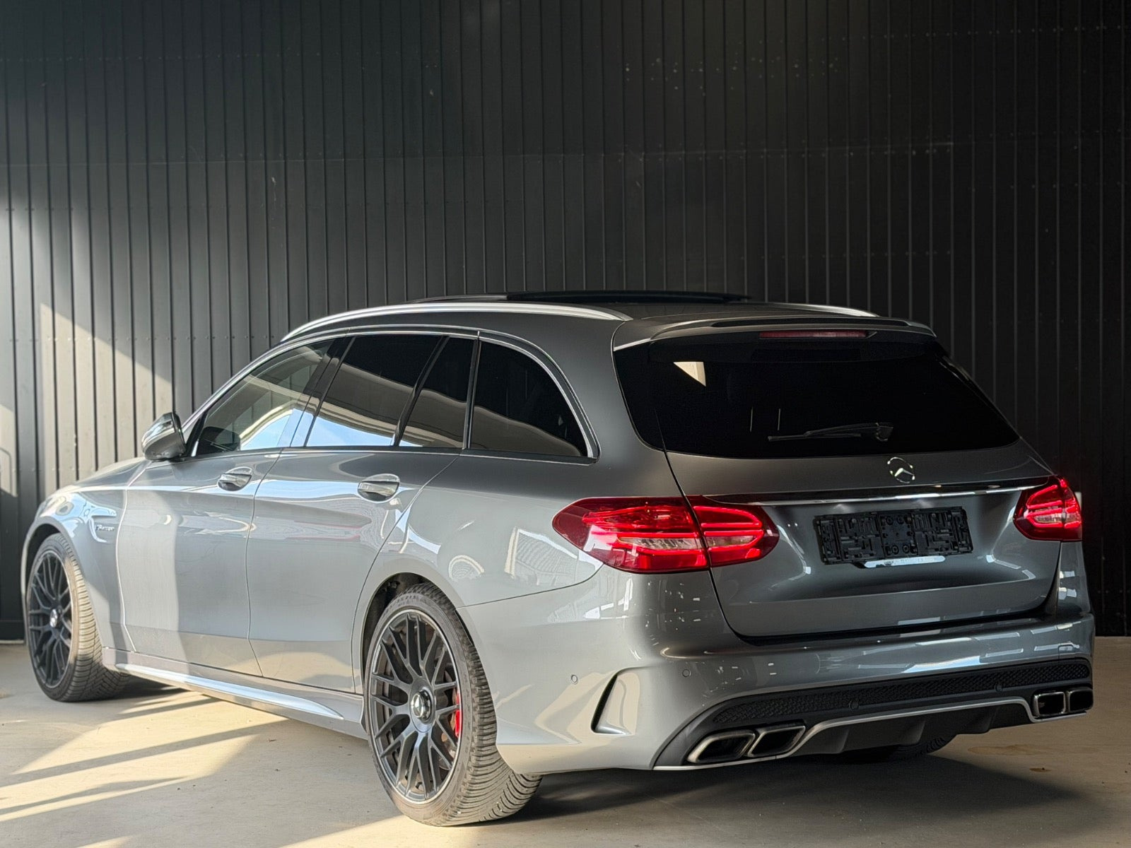 Grå Mercedes C63 fra 2015