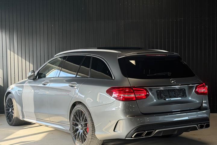 Grå Mercedes C63 fra 2015