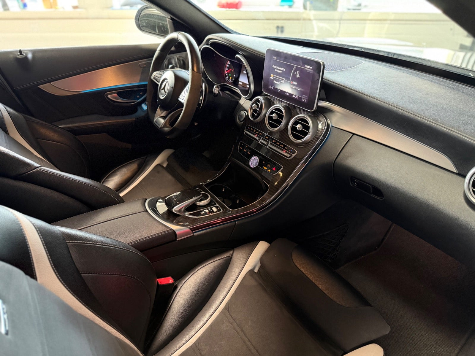 Grå Mercedes C63 fra 2015