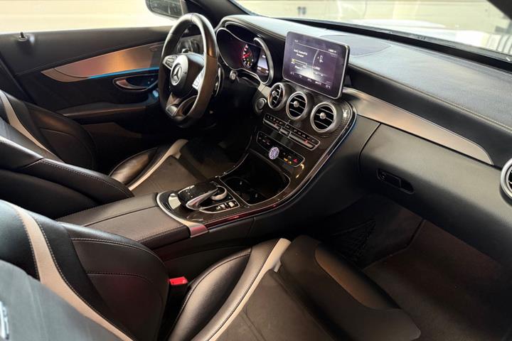 Grå Mercedes C63 fra 2015
