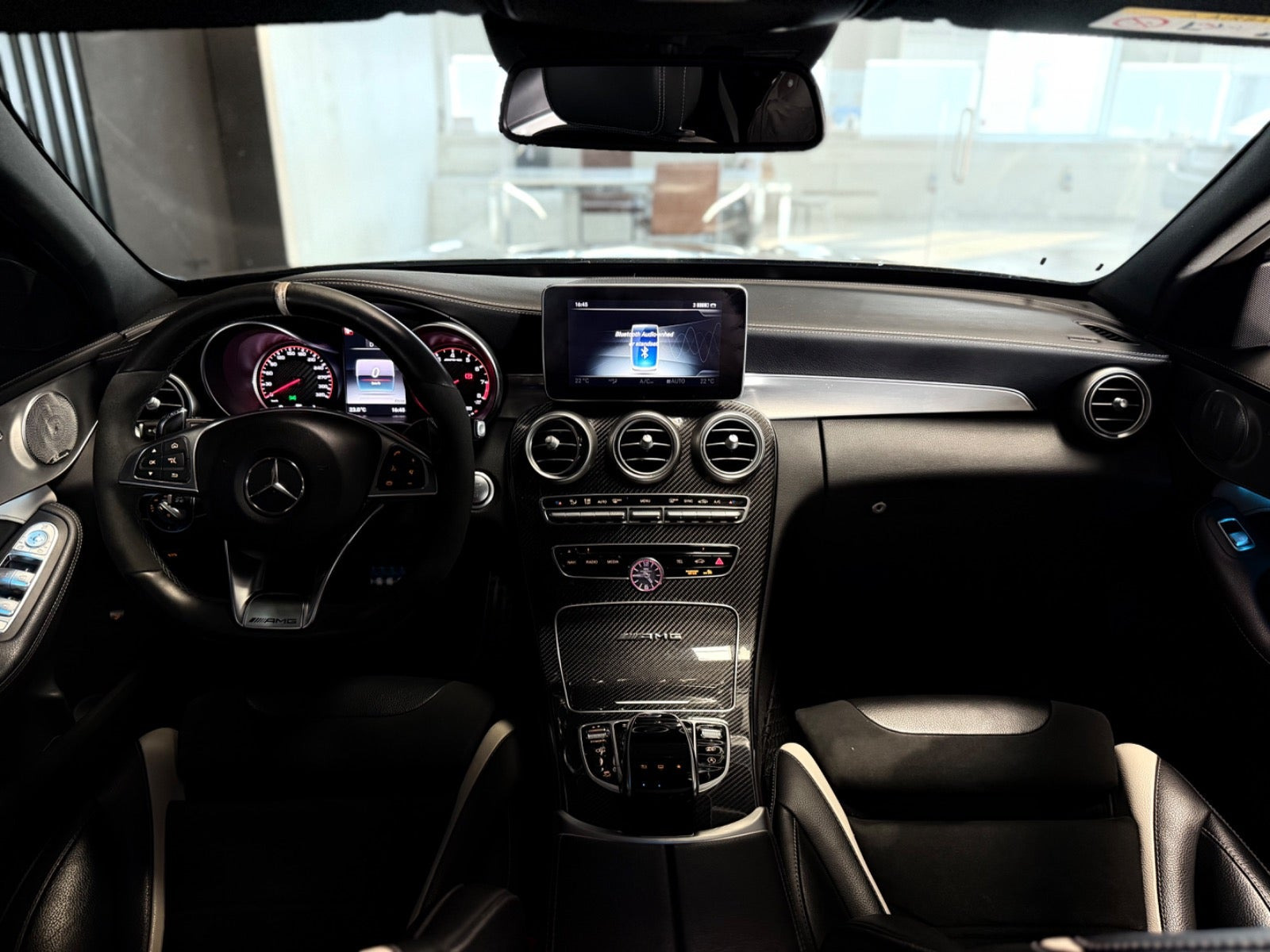 Grå Mercedes C63 fra 2015