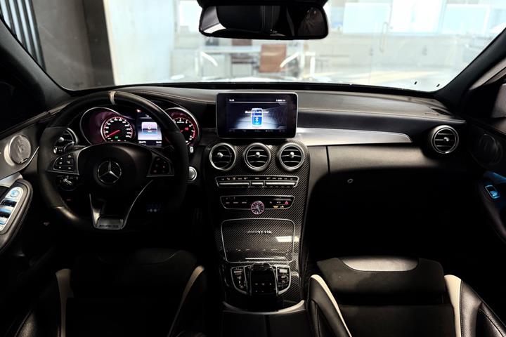 Grå Mercedes C63 fra 2015