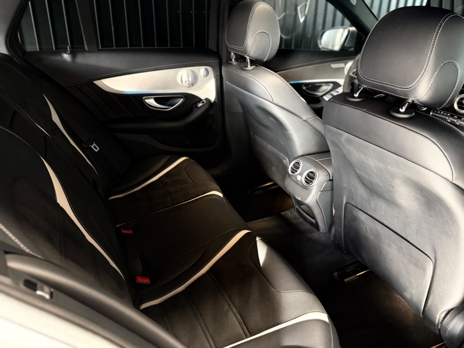 Grå Mercedes C63 fra 2015