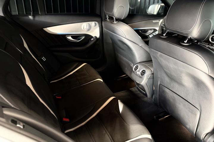 Grå Mercedes C63 fra 2015