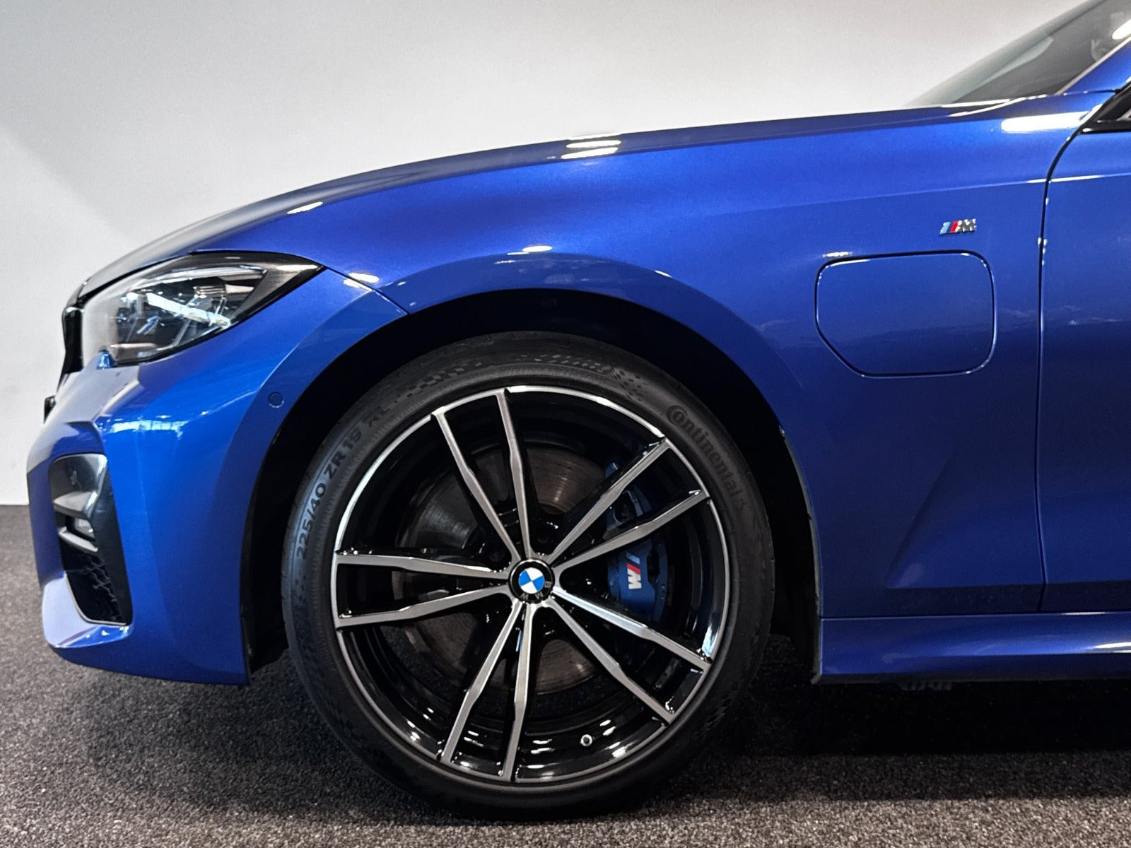 Blå BMW 330e fra 2021