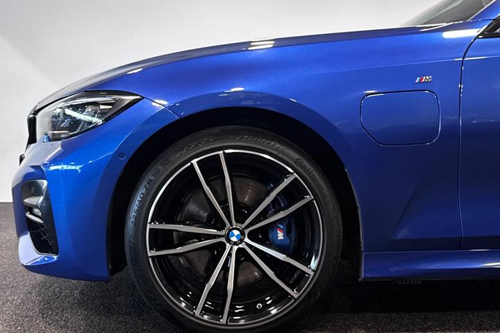 Blå BMW 330e fra 2021
