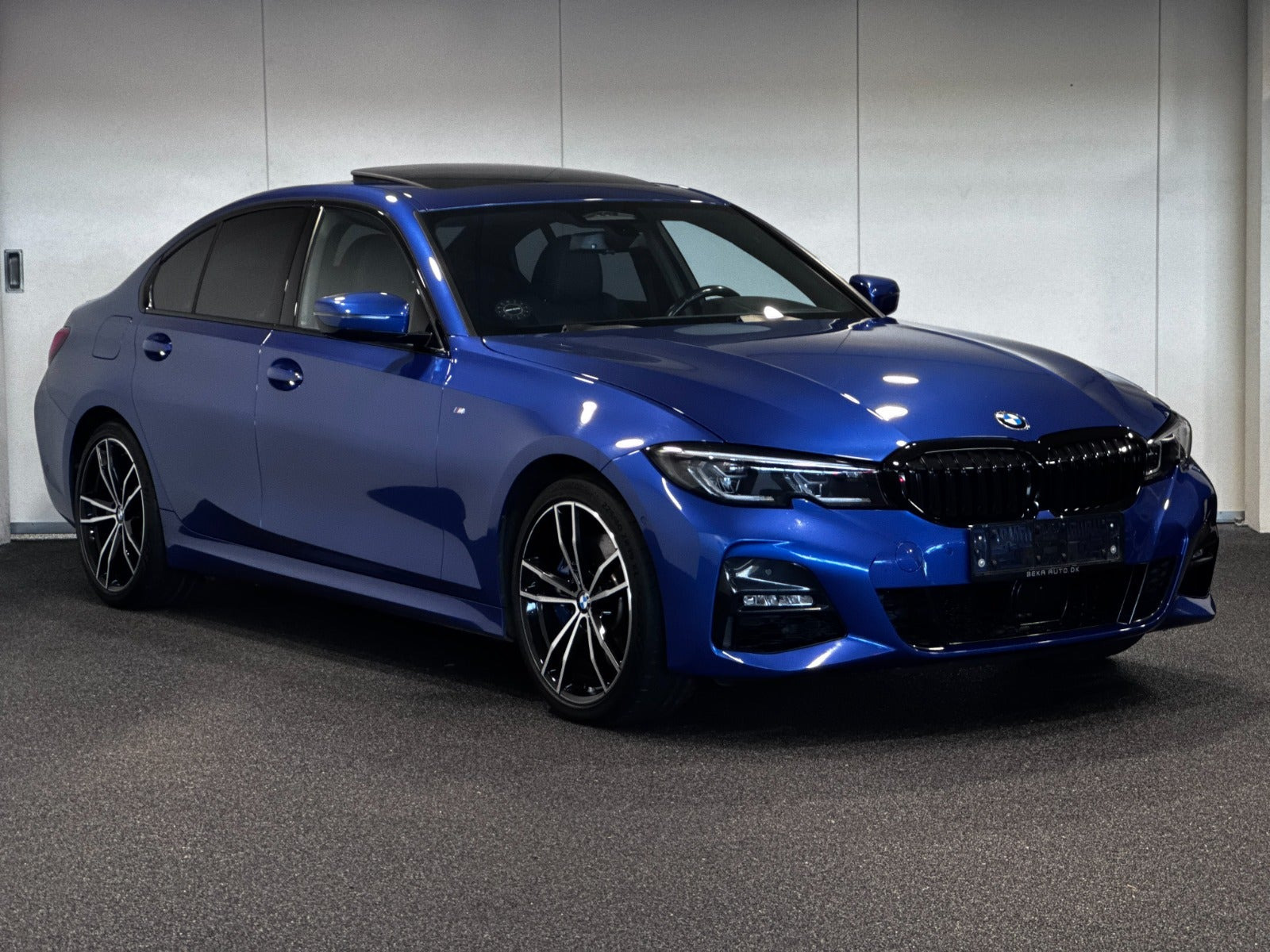 Blå BMW 330e fra 2021