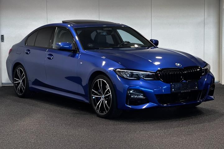 Blå BMW 330e fra 2021
